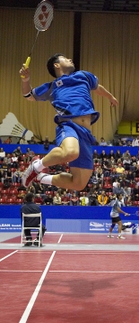 un puissant smash de badminton